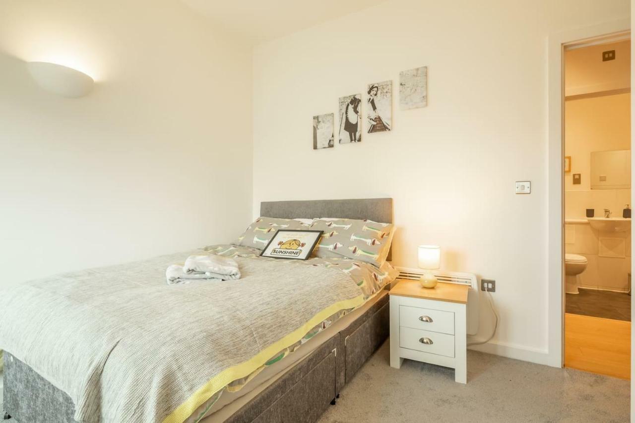 Central Bedford: two bedrooms, breakfast basket Eksteriør billede