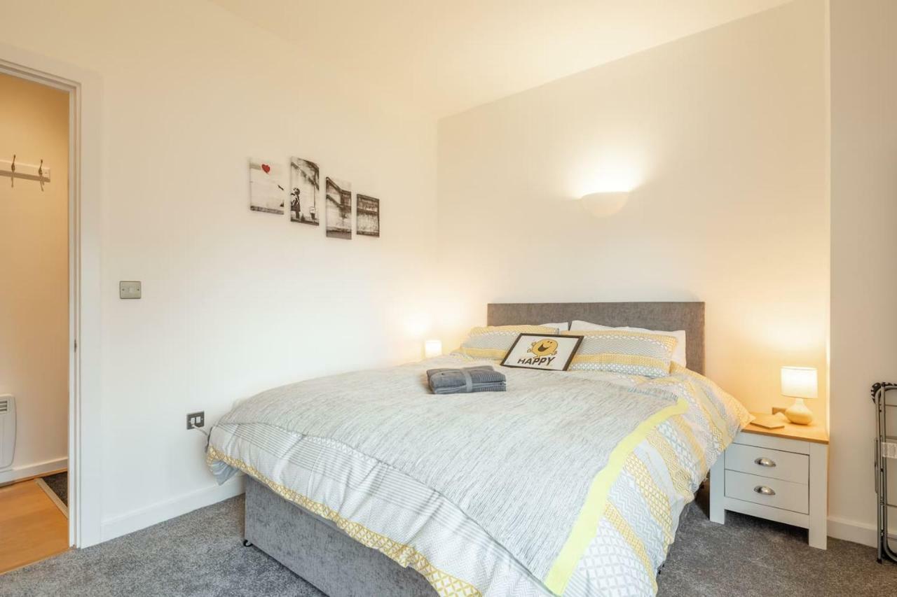 Central Bedford: two bedrooms, breakfast basket Eksteriør billede