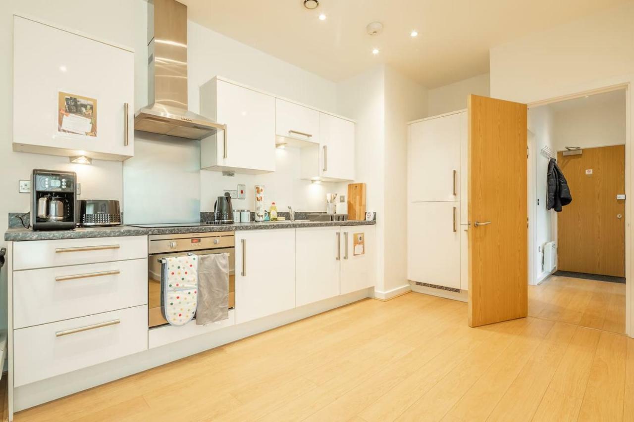 Central Bedford: two bedrooms, breakfast basket Eksteriør billede