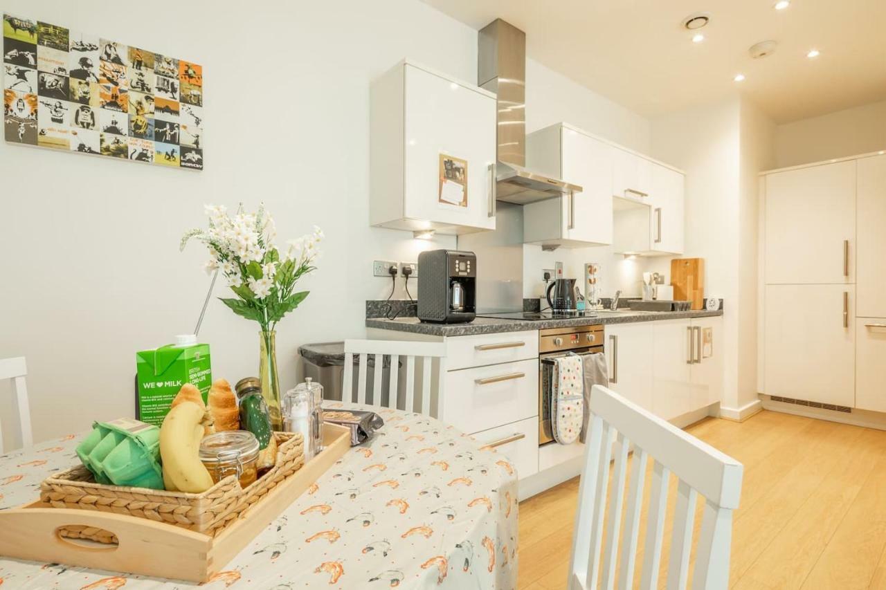 Central Bedford: two bedrooms, breakfast basket Eksteriør billede