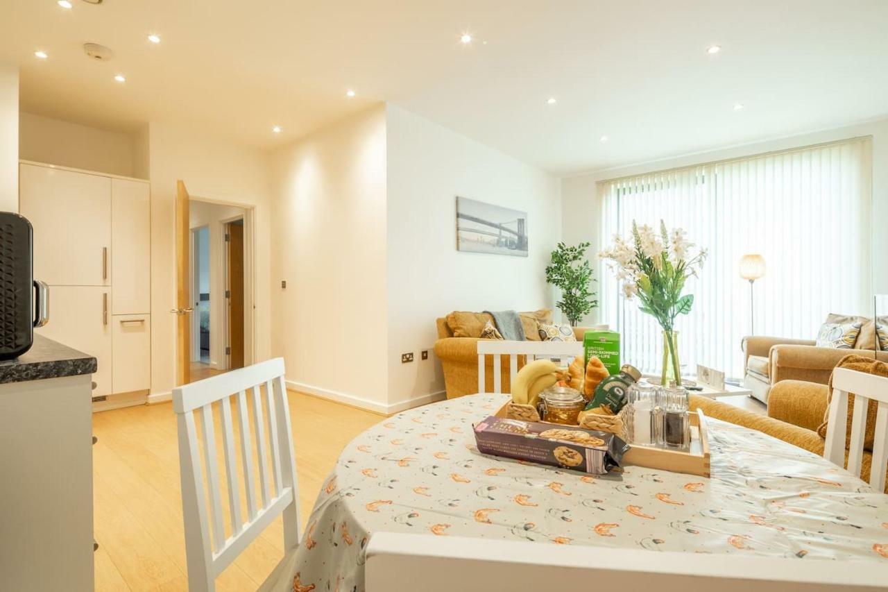 Central Bedford: two bedrooms, breakfast basket Eksteriør billede
