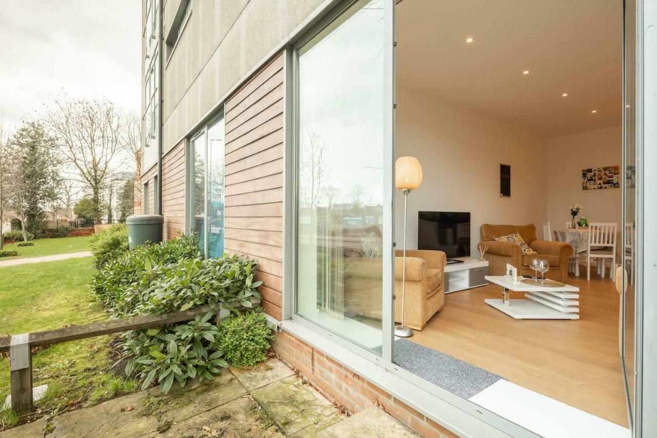 Central Bedford: two bedrooms, breakfast basket Eksteriør billede