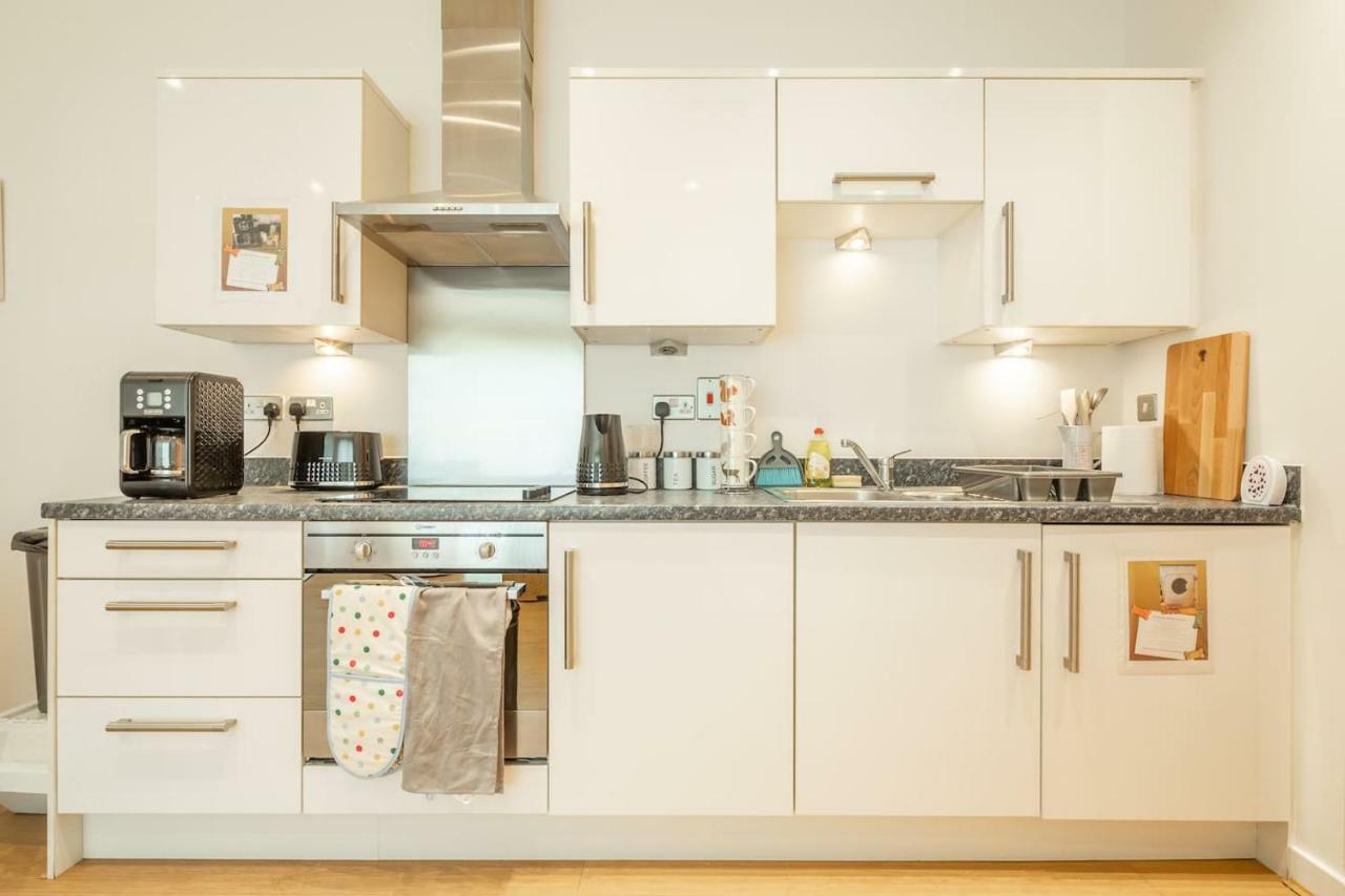 Central Bedford: two bedrooms, breakfast basket Eksteriør billede
